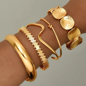 5pcs Vintage Exaggerated Luxury Geometric Design Wide Metal Gold Bangle Set